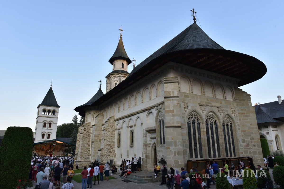 Comuniune și rugăciune la începutul „Serbării de la Putna - 150” 180429