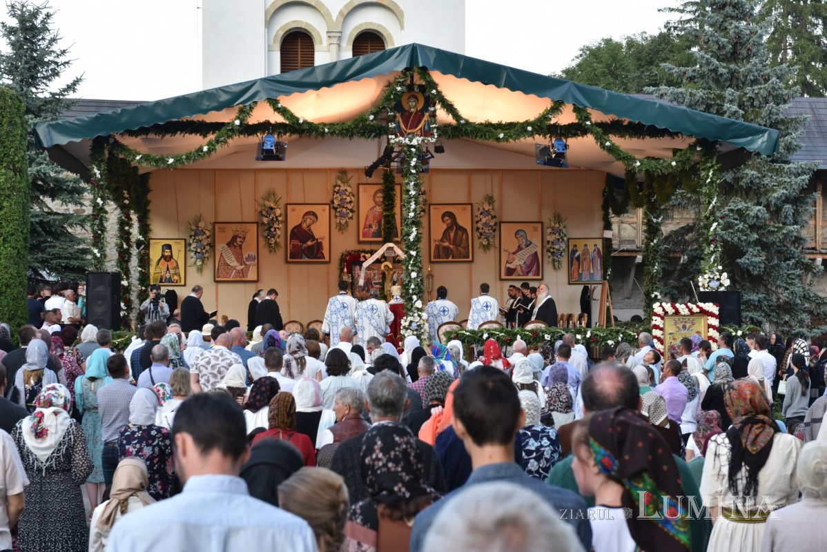 Comuniune și rugăciune la începutul „Serbării de la Putna - 150” 180431