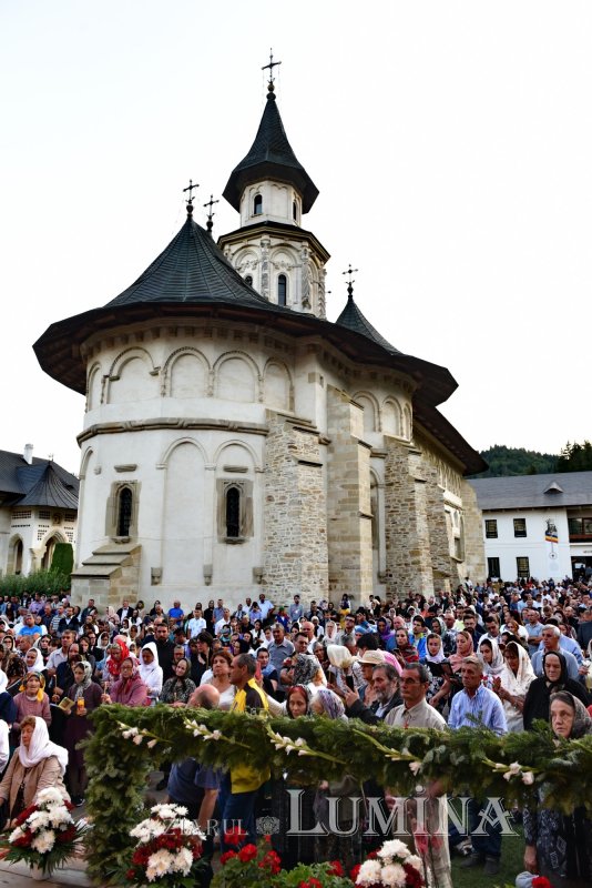Comuniune și rugăciune la începutul „Serbării de la Putna - 150” 180437