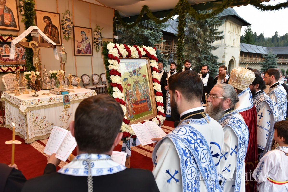 Comuniune și rugăciune la începutul „Serbării de la Putna - 150” 180438