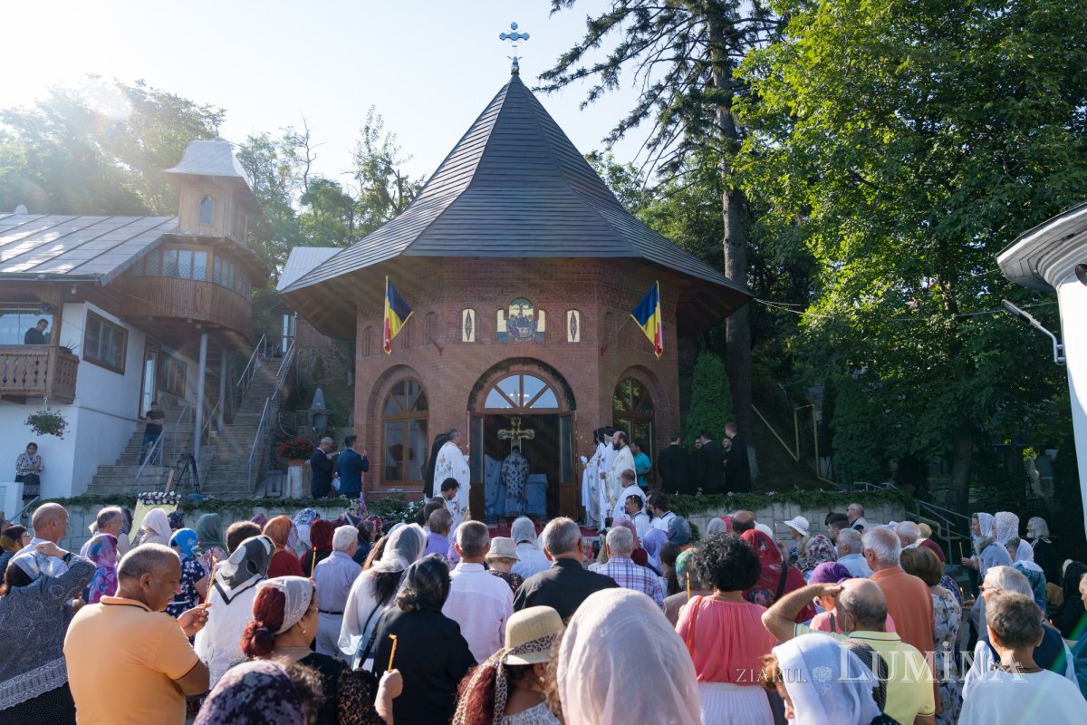 Sfințirea Altarului de vară al Mănăstirii Piatra Sfântă din Iași 180256