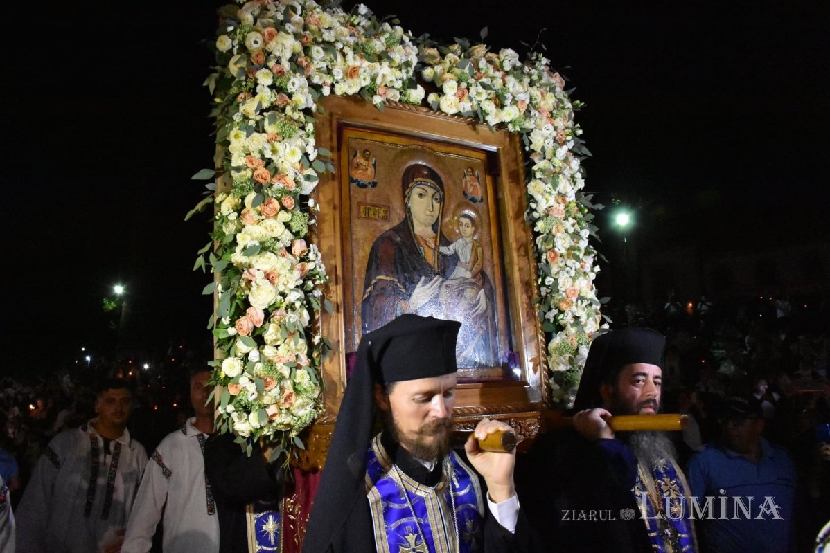 Slujba Prohodului Maicii Domnului la Mănăstirea Nicula 180453