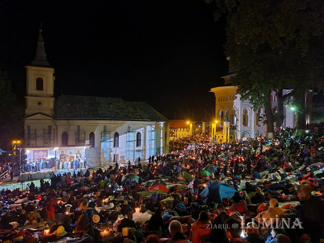 Slujba Prohodului Maicii Domnului la Mănăstirea Nicula 180458