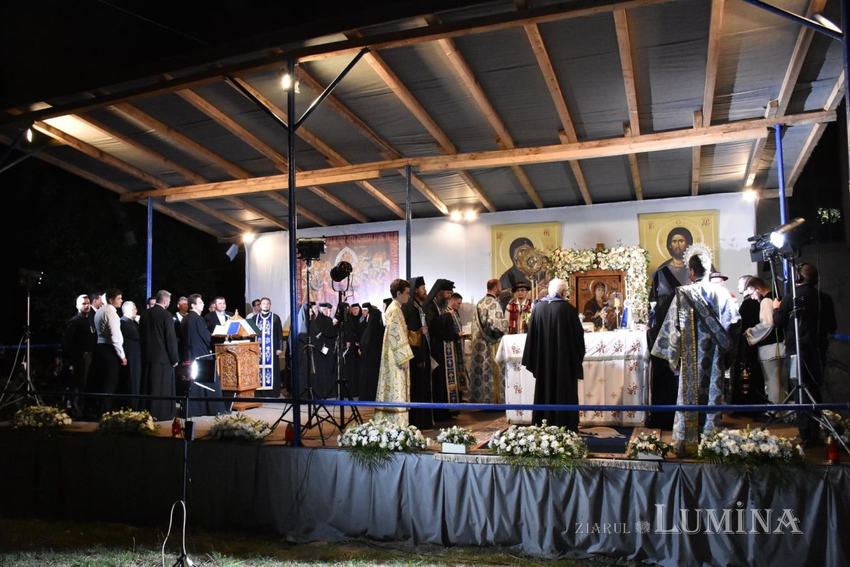 Slujba Prohodului Maicii Domnului la Mănăstirea Nicula 180462