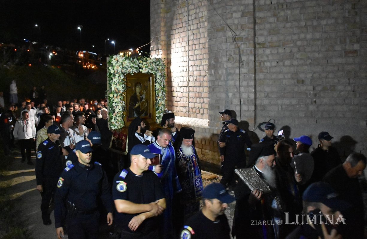 Slujba Prohodului Maicii Domnului la Mănăstirea Nicula 180463