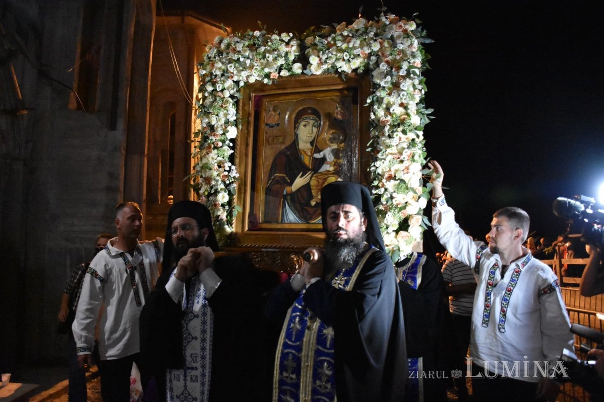 Slujba Prohodului Maicii Domnului la Mănăstirea Nicula 180466