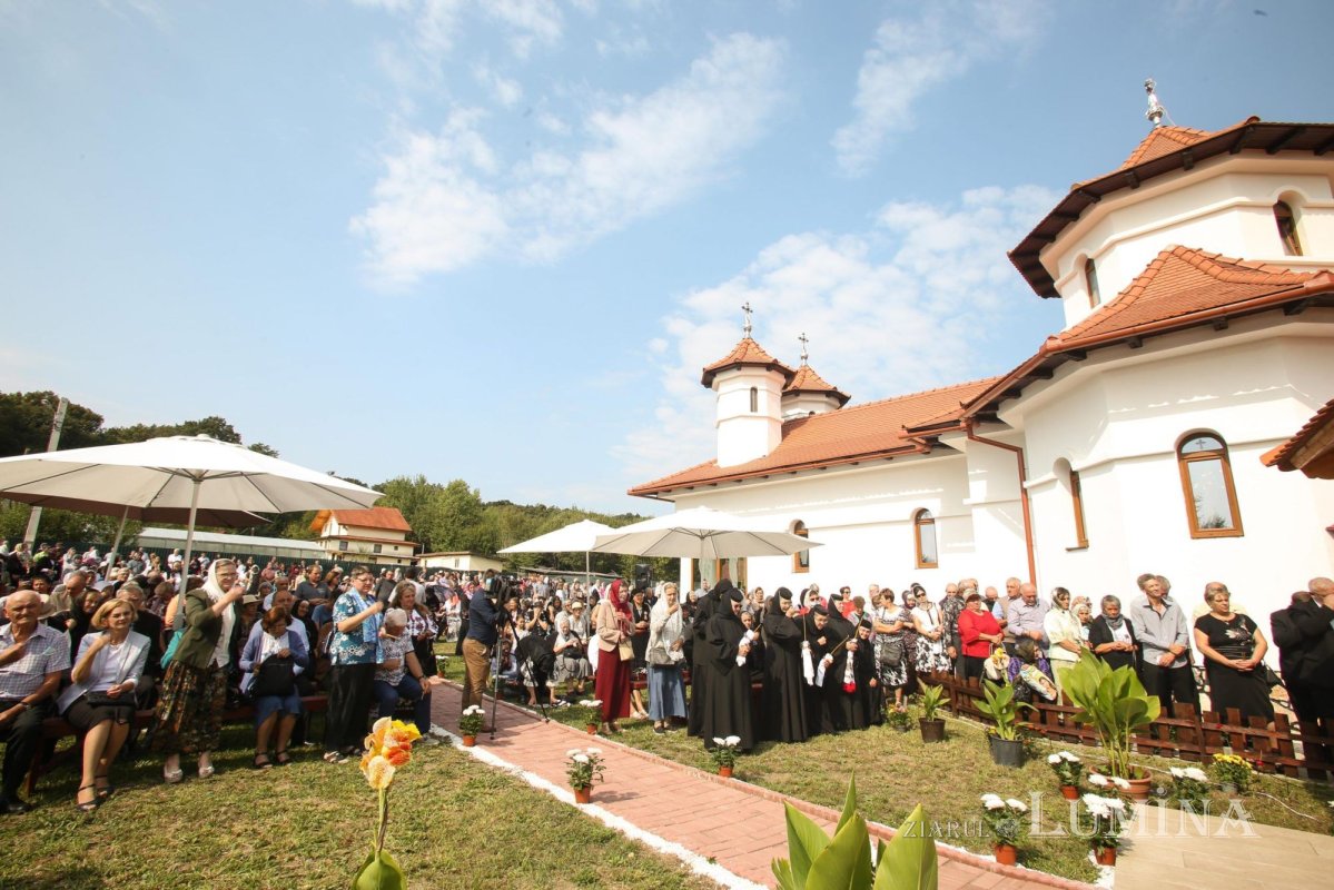 Mănăstirea „Acoperământul Maicii Domnului” din Şura Mare, judeţul Sibiu, a fost sfinţită 181505