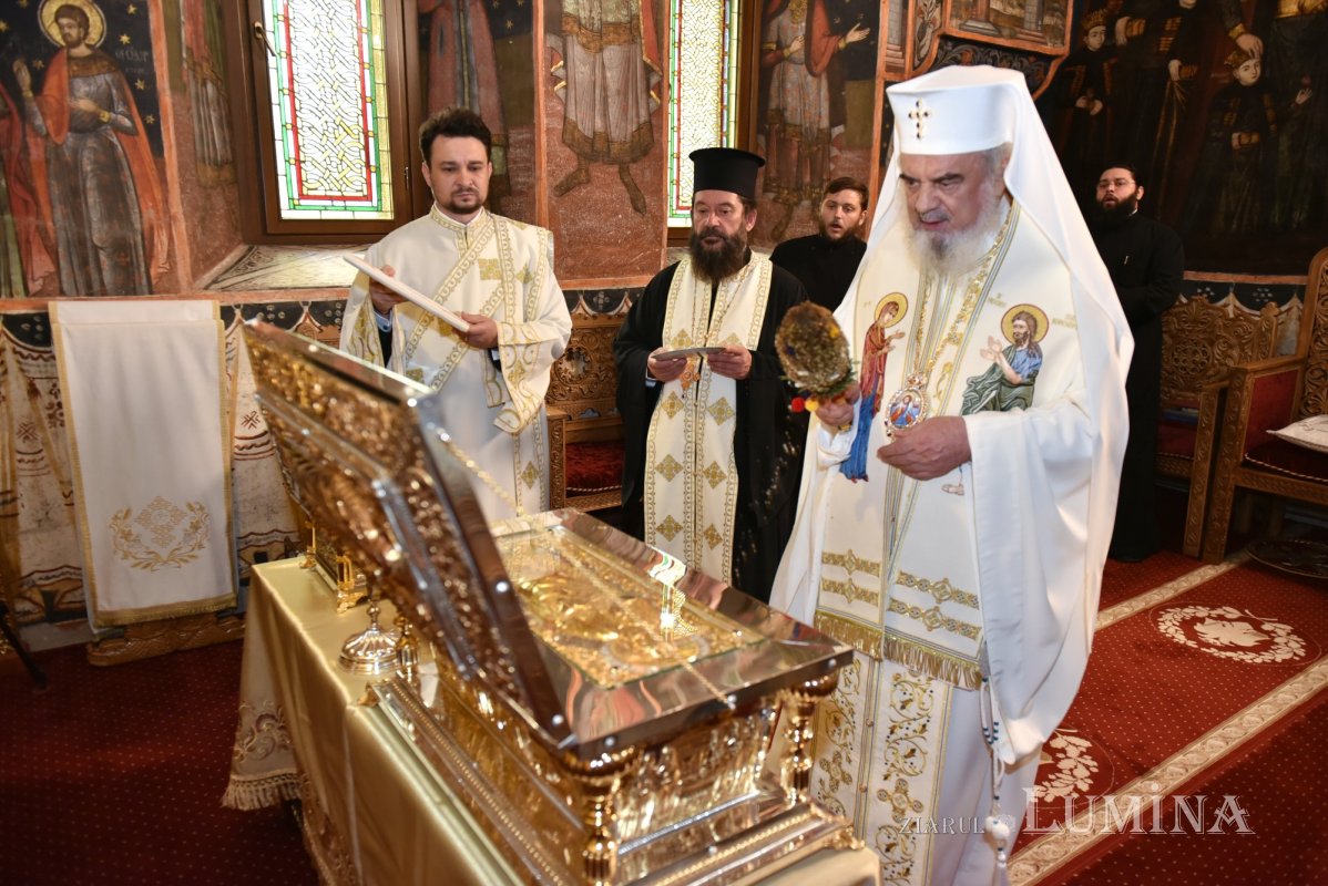 Patriarhul României a sfinţit două racle pentru moaştele Botezătorului Domnului 181977