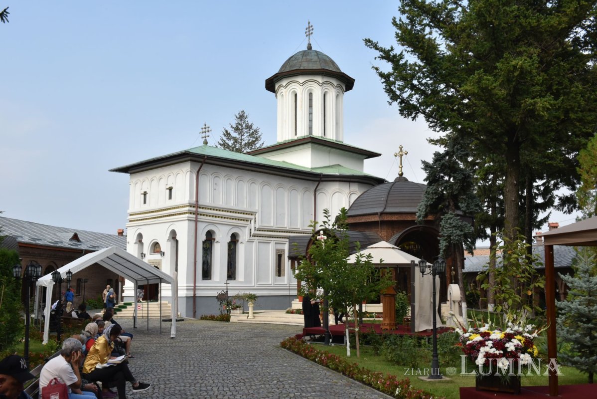 Procesiune la ceas de seară la Mănăstirea Plumbuita din București 181996