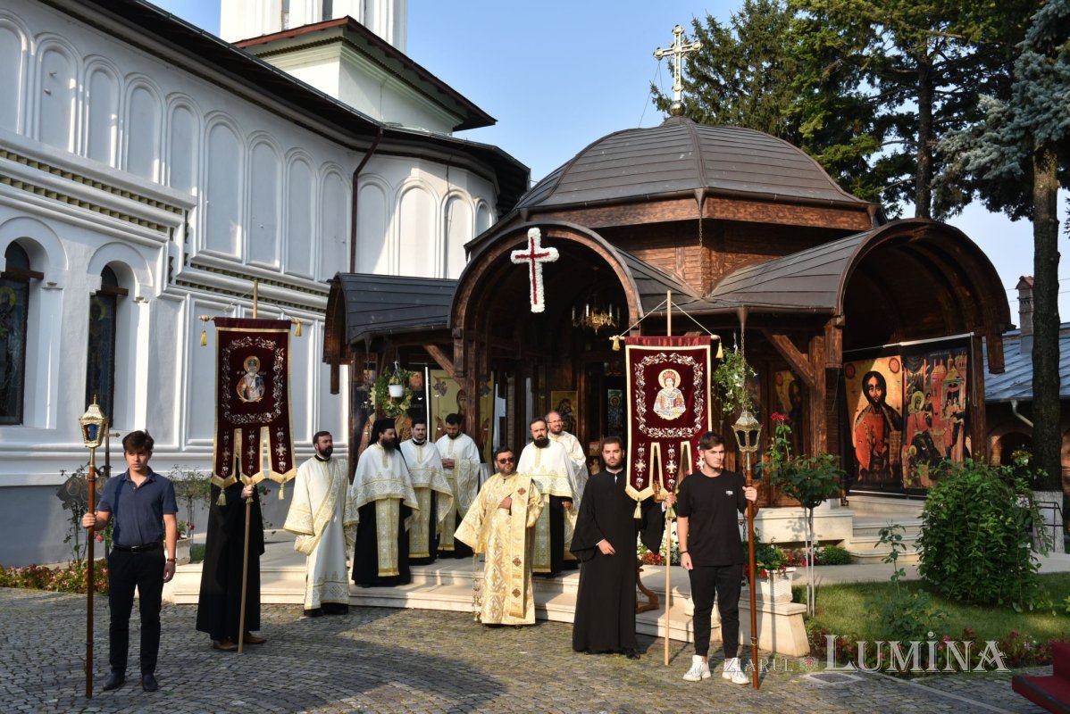 Procesiune la ceas de seară la Mănăstirea Plumbuita din București 181997