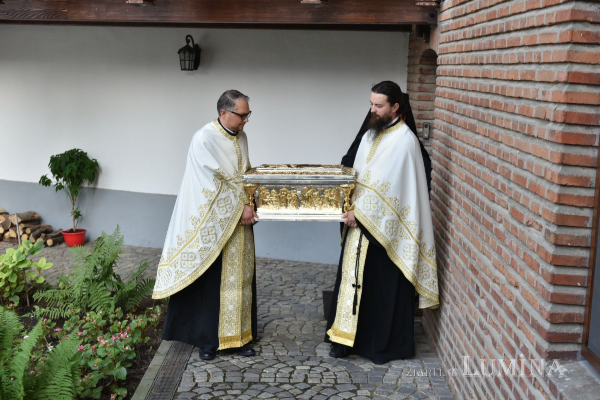 Procesiune la ceas de seară la Mănăstirea Plumbuita din București 181998