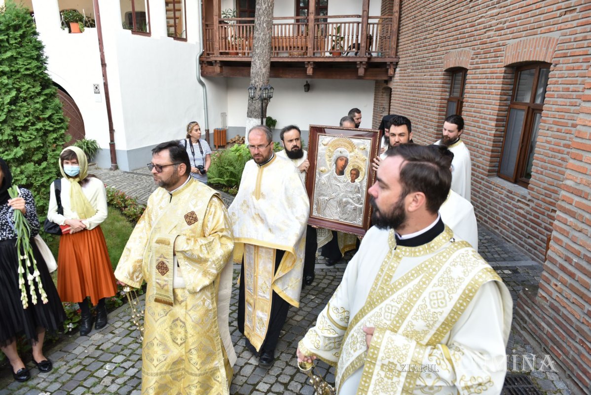 Procesiune la ceas de seară la Mănăstirea Plumbuita din București 181999