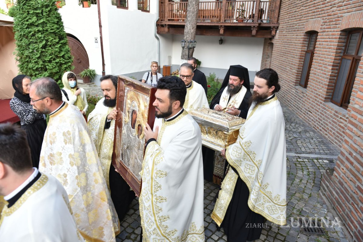 Procesiune la ceas de seară la Mănăstirea Plumbuita din București 182000