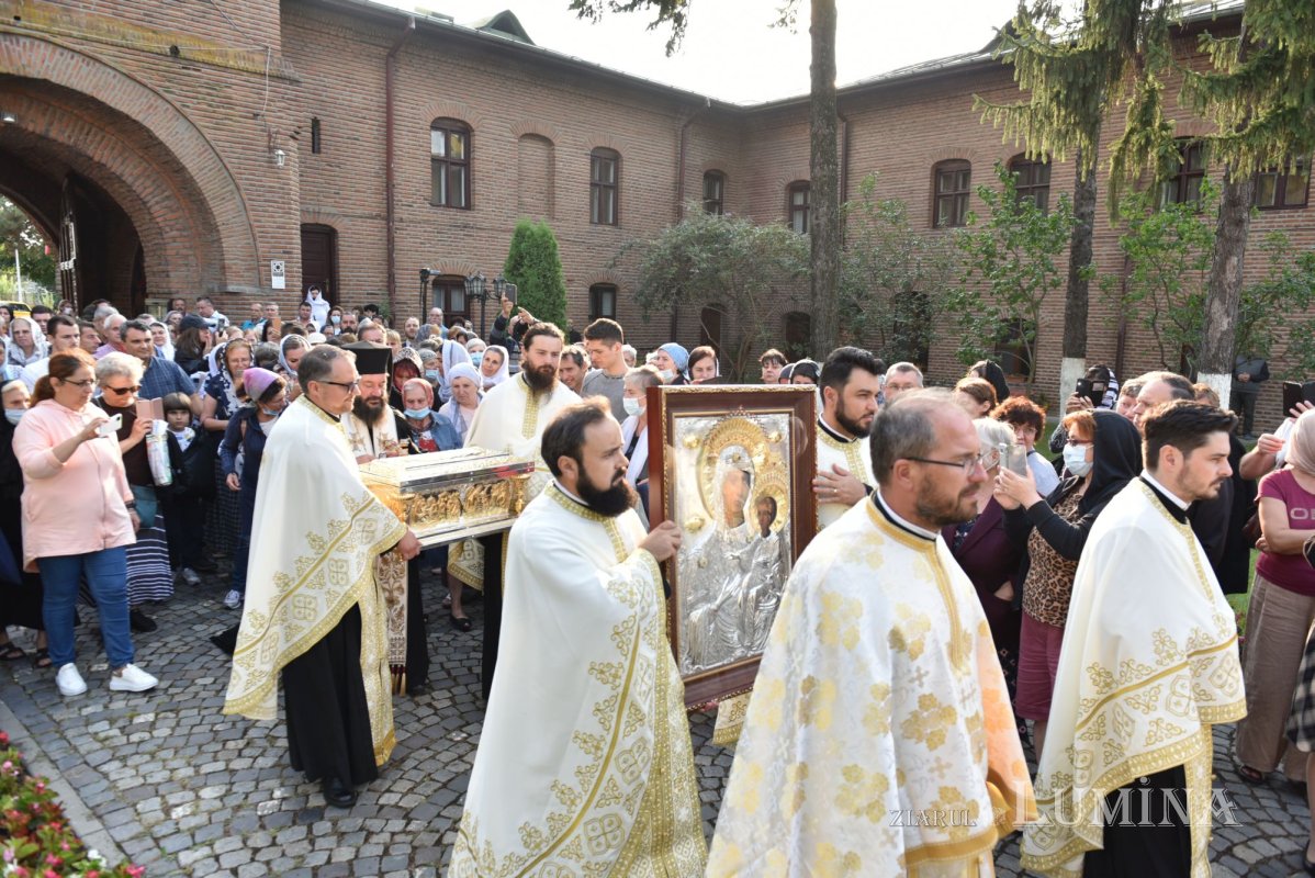 Procesiune la ceas de seară la Mănăstirea Plumbuita din București 182001