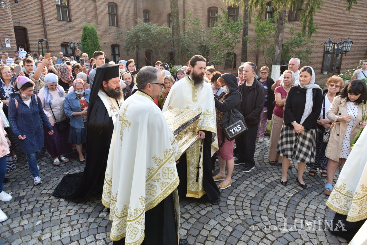 Procesiune la ceas de seară la Mănăstirea Plumbuita din București 182002