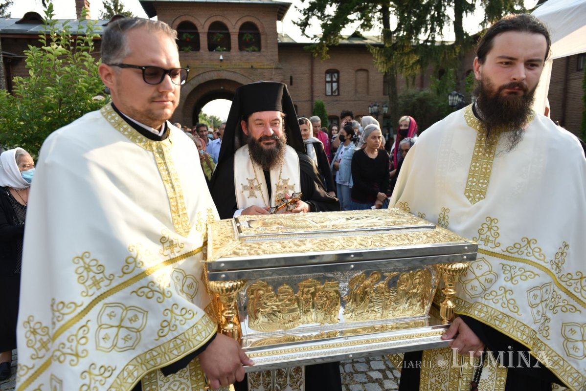 Procesiune la ceas de seară la Mănăstirea Plumbuita din București 182003