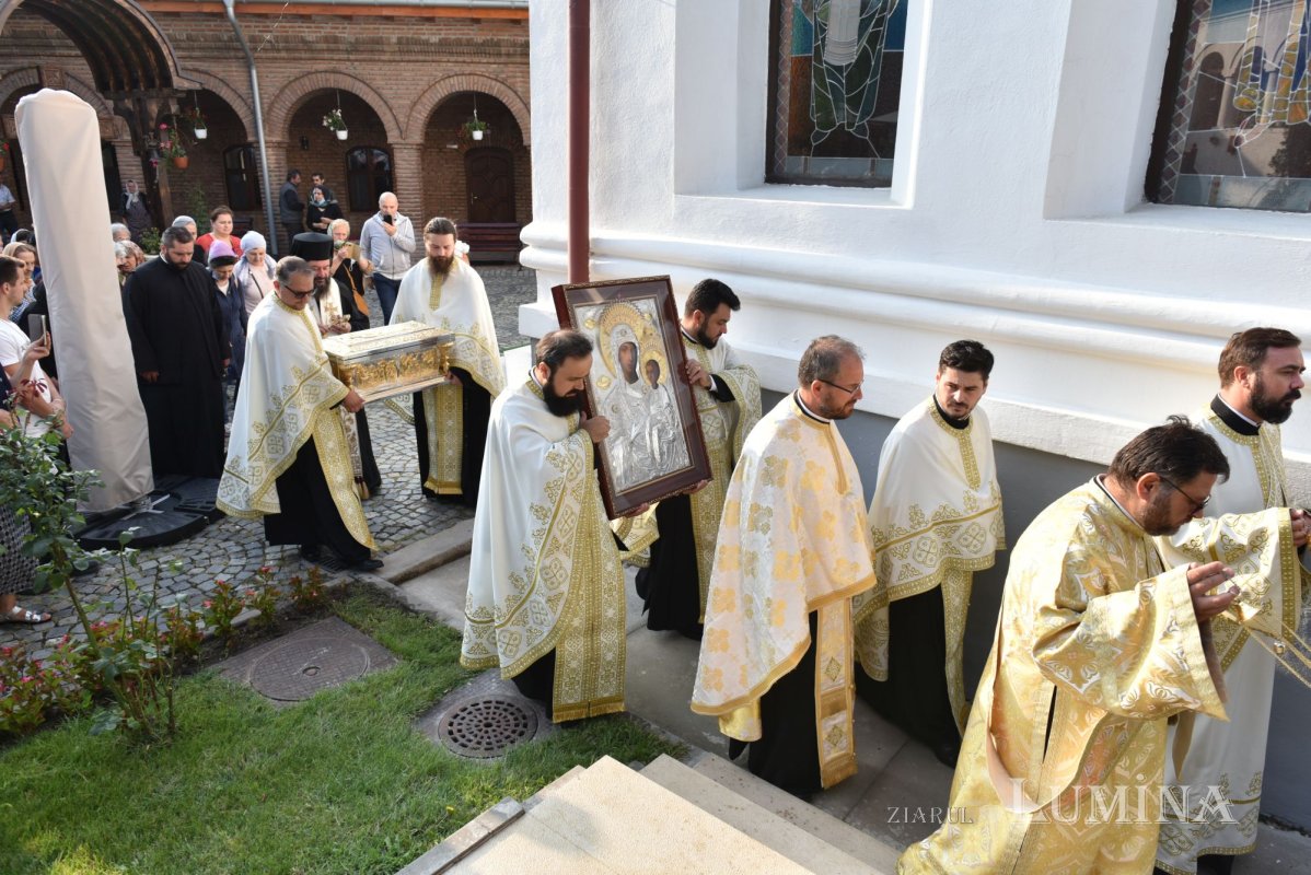 Procesiune la ceas de seară la Mănăstirea Plumbuita din București 182004