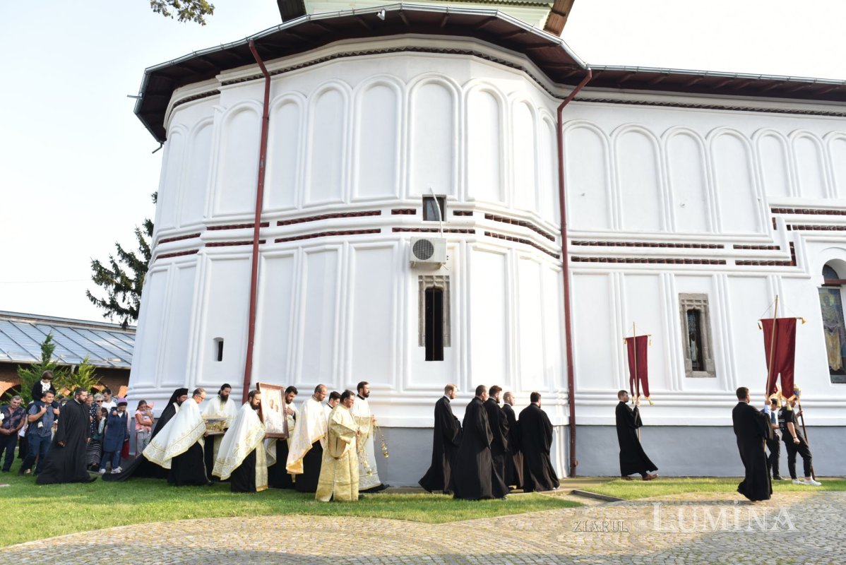 Procesiune la ceas de seară la Mănăstirea Plumbuita din București 182006