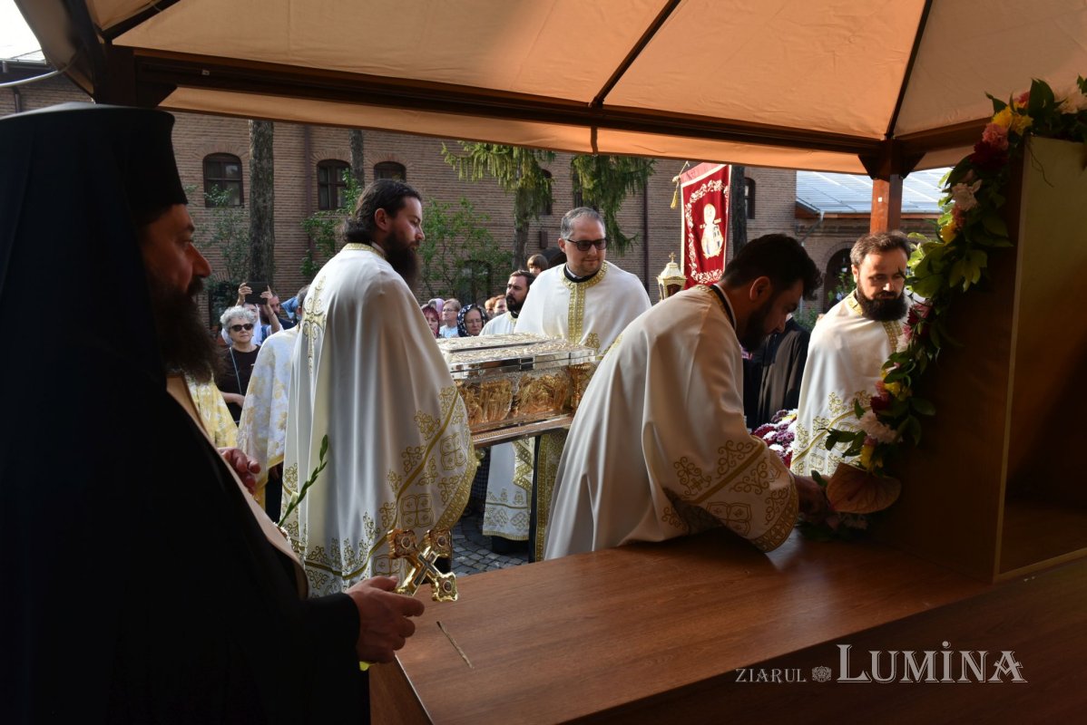 Procesiune la ceas de seară la Mănăstirea Plumbuita din București 182008
