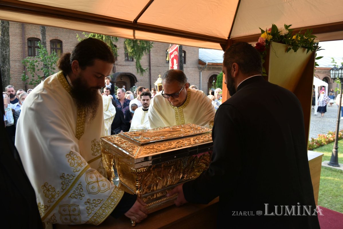 Procesiune la ceas de seară la Mănăstirea Plumbuita din București 182009