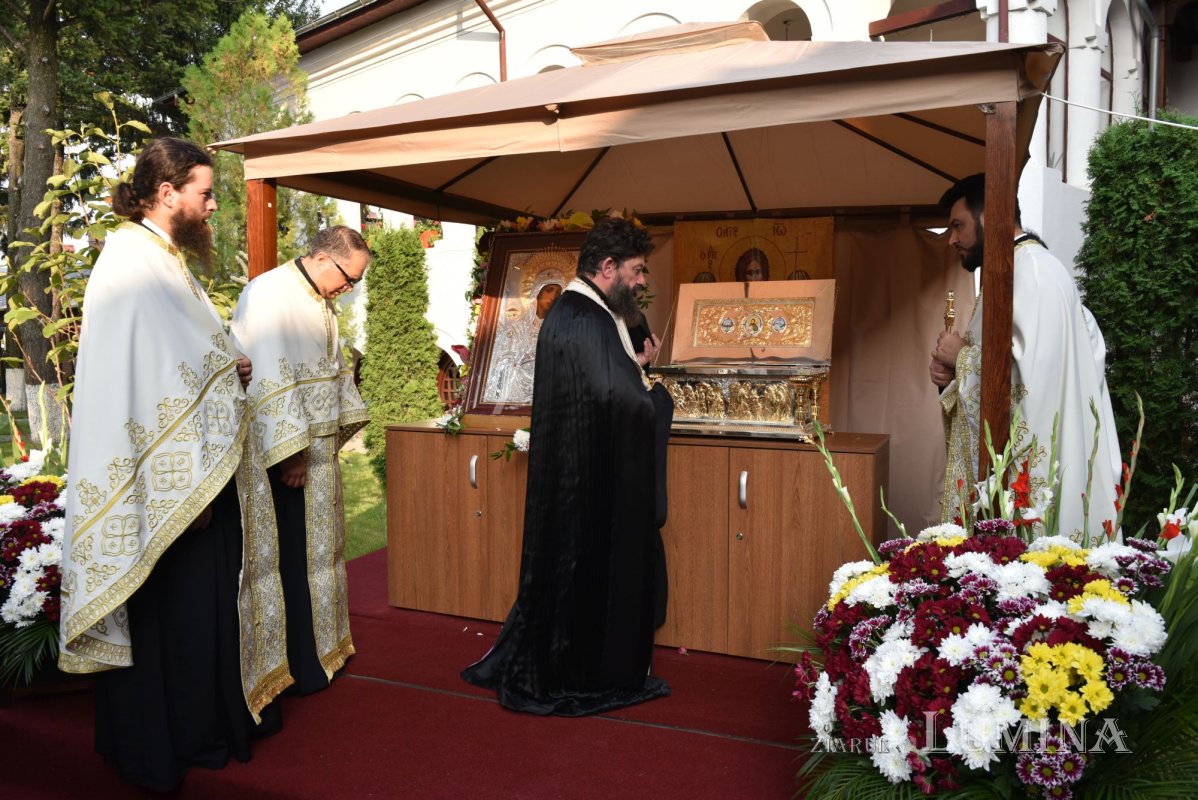 Procesiune la ceas de seară la Mănăstirea Plumbuita din București 182010