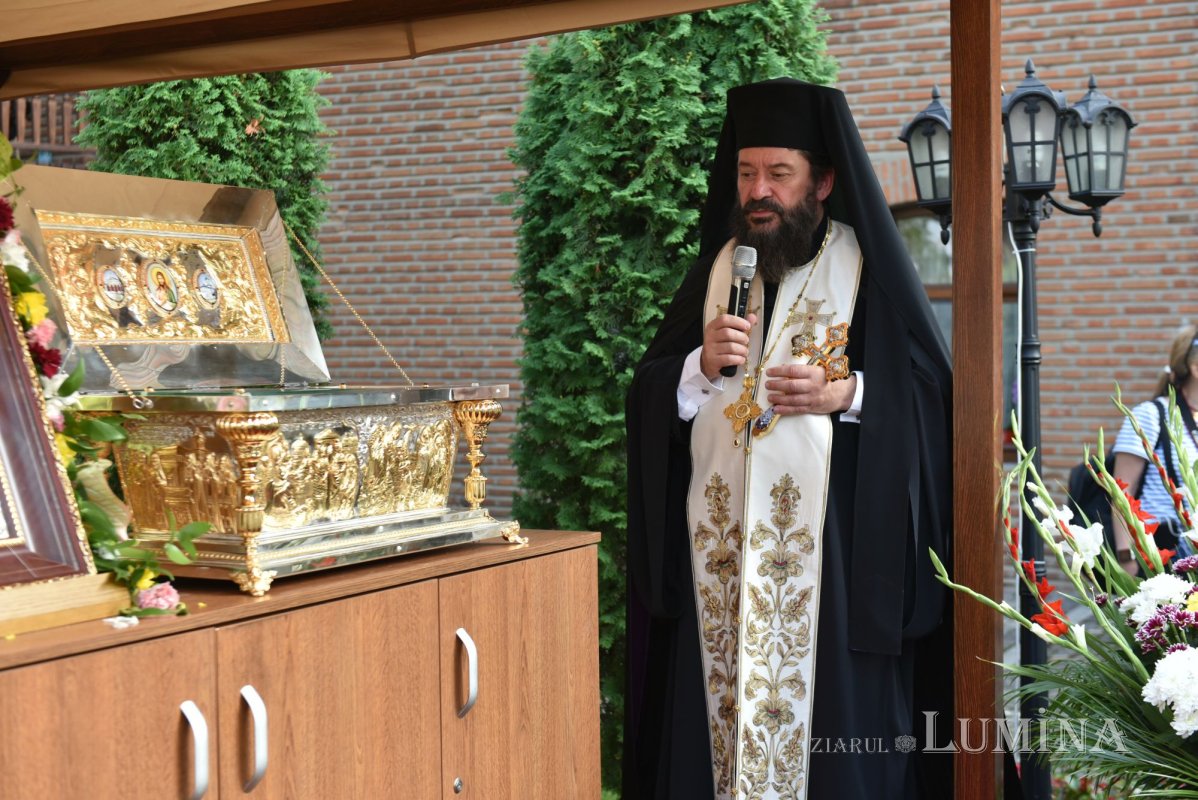 Procesiune la ceas de seară la Mănăstirea Plumbuita din București 182011