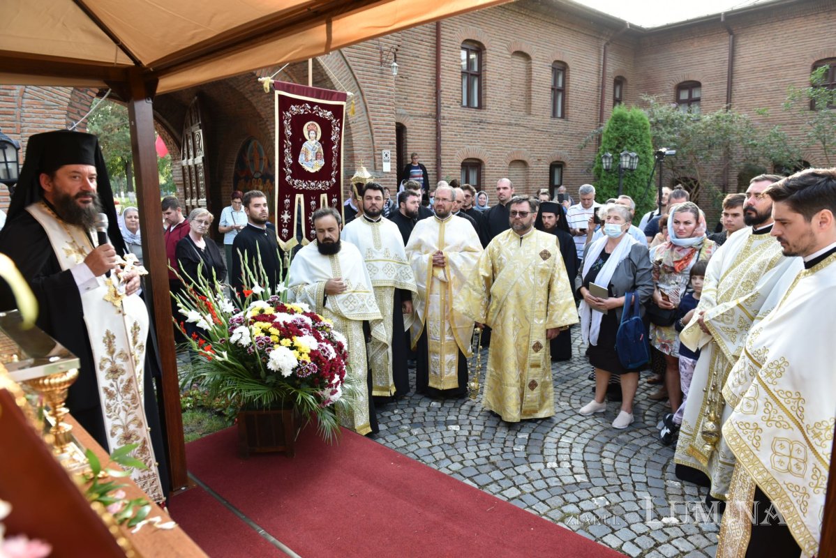 Procesiune la ceas de seară la Mănăstirea Plumbuita din București 182012