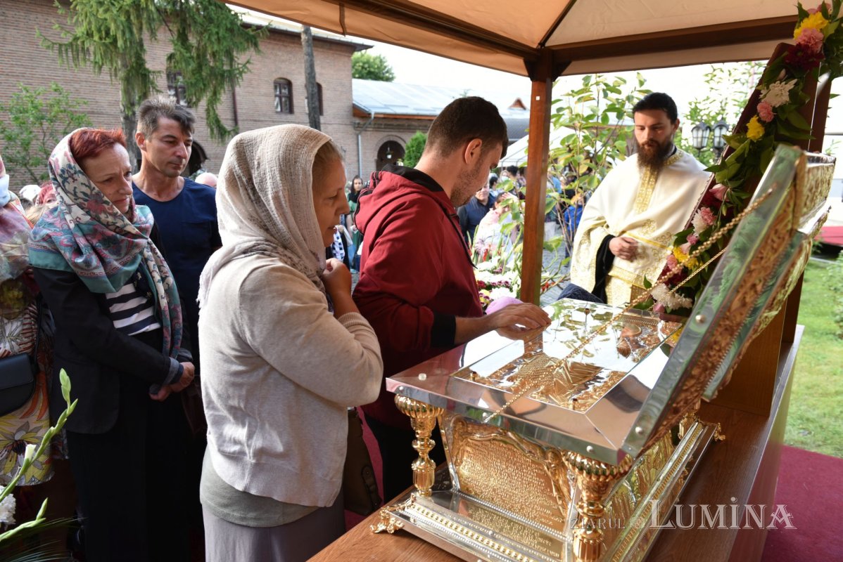 Procesiune la ceas de seară la Mănăstirea Plumbuita din București 182013