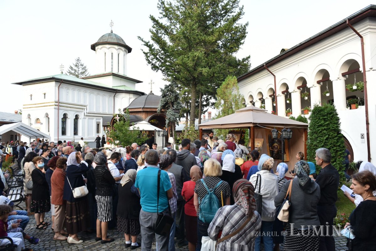 Procesiune la ceas de seară la Mănăstirea Plumbuita din București 182014