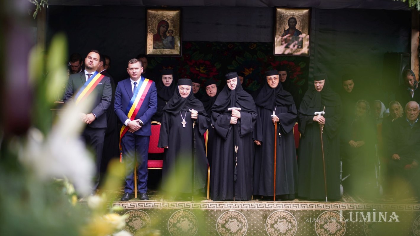 Liturghie arhierească la Sihăstria Râșcăi 182183