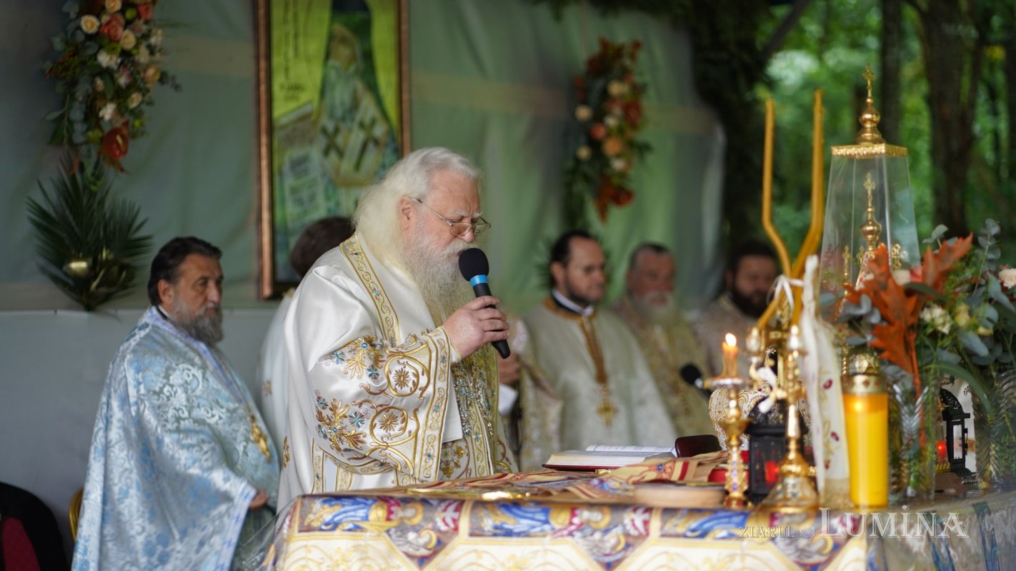 Liturghie arhierească la Sihăstria Râșcăi 182184