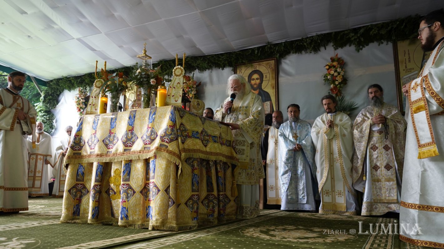 Liturghie arhierească la Sihăstria Râșcăi 182189