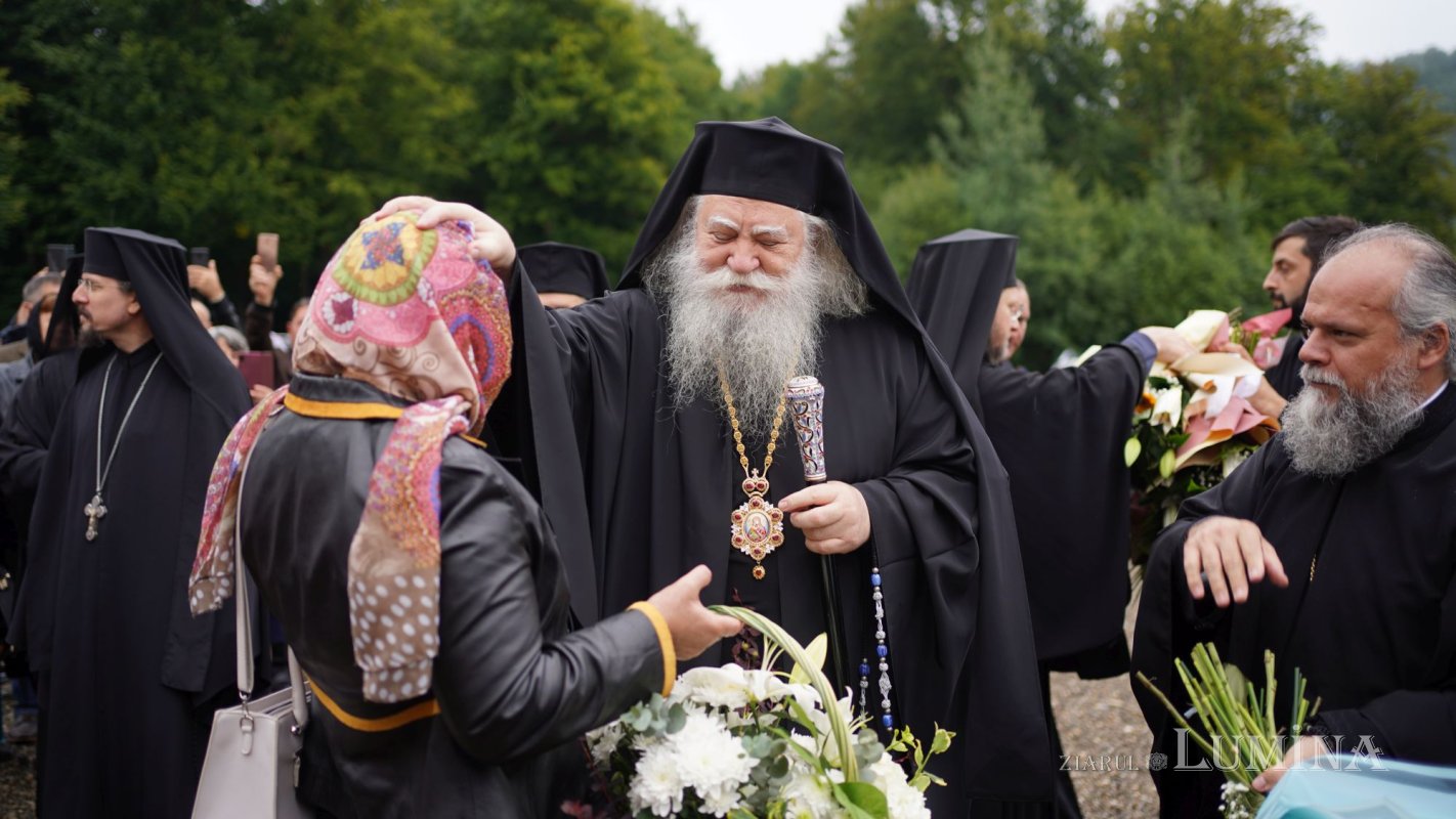 Liturghie arhierească la Sihăstria Râșcăi 182197