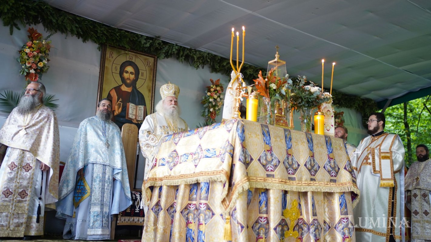Liturghie arhierească la Sihăstria Râșcăi 182201