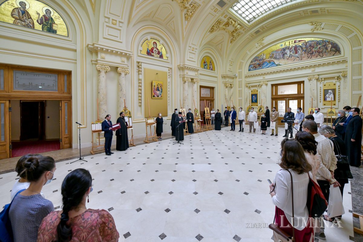 Premierea câștigătorilor celei de-a 10-a ediții a concursului „Icoana ortodoxă - lumina credinței” 182426