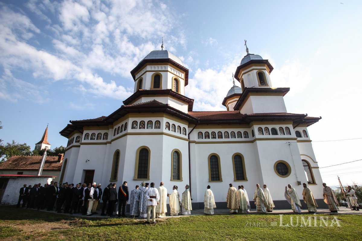Binecuvântare arhierească la Ungra, judeţul Braşov 182912