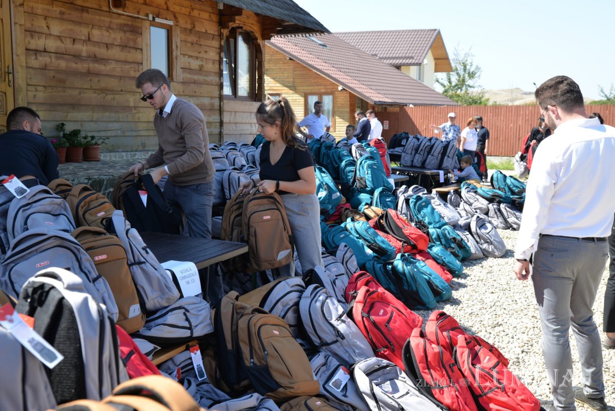 Daruri pentru elevi din familii defavorizate la început de an şcolar 183104