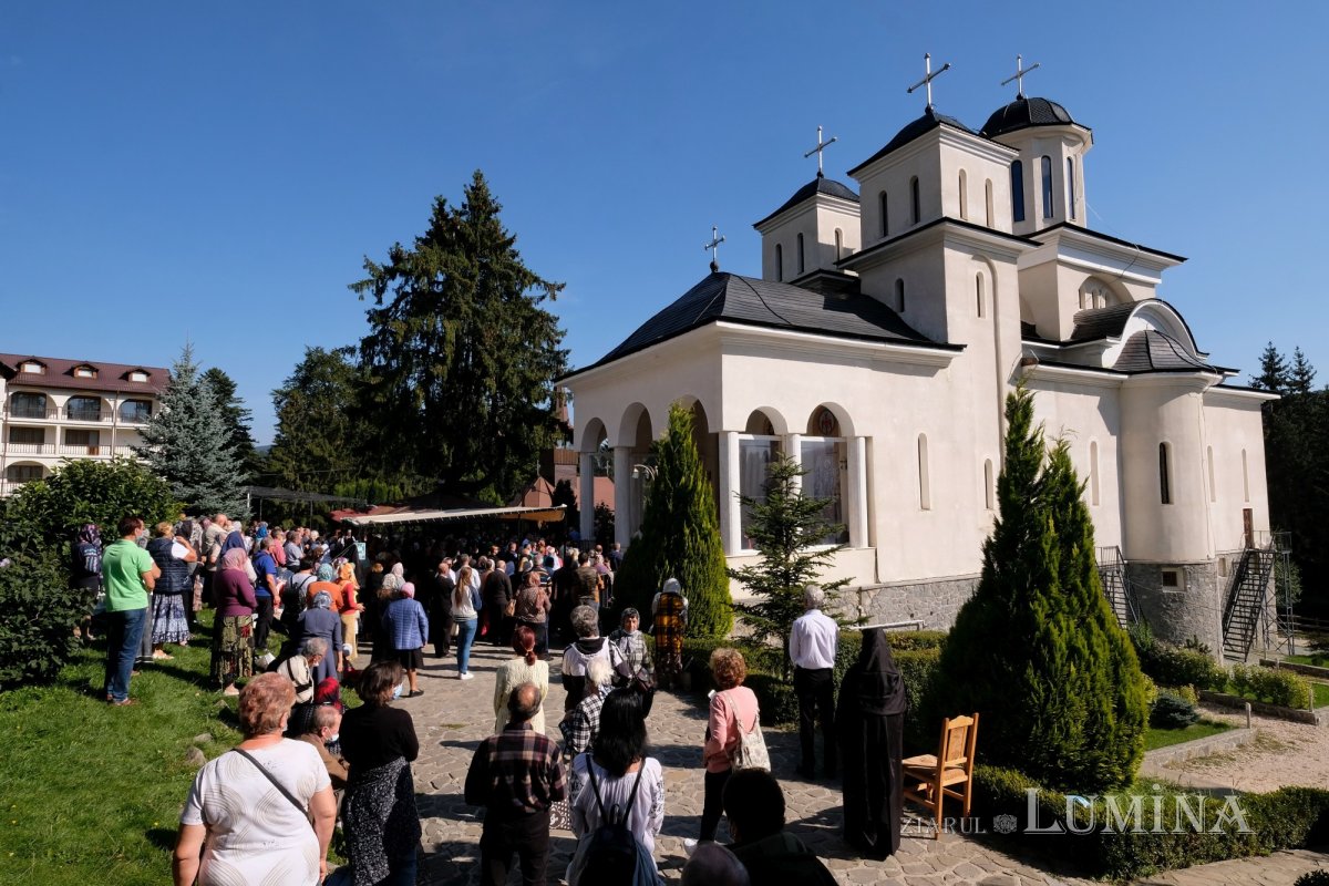 Cinstirea Sfintei Cruci prin Liturghie arhierească la Mănăstirea Caraiman 184100