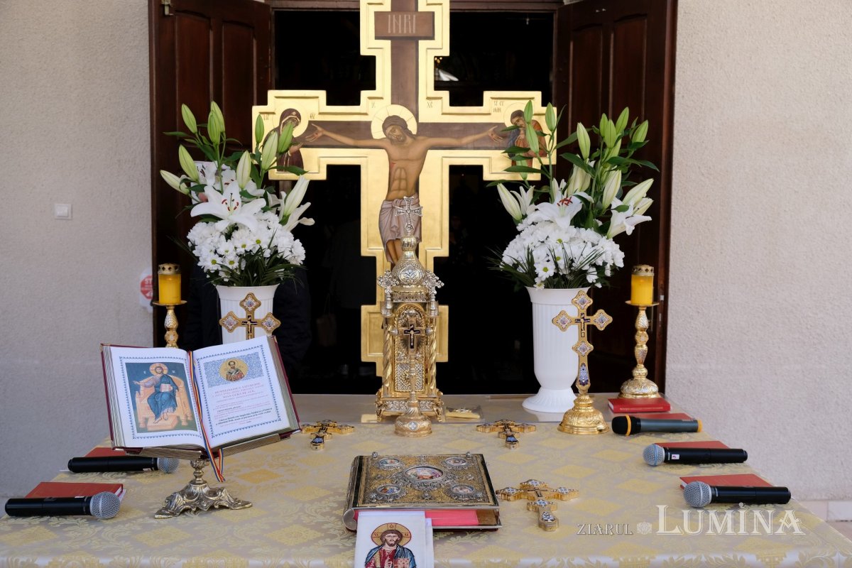 Cinstirea Sfintei Cruci prin Liturghie arhierească la Mănăstirea Caraiman 184101