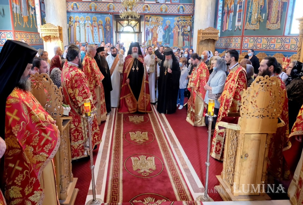 Cinstirea Sfintei Cruci prin Liturghie arhierească la Mănăstirea Caraiman 184103