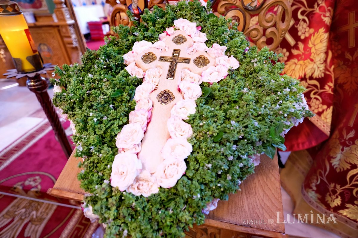 Cinstirea Sfintei Cruci prin Liturghie arhierească la Mănăstirea Caraiman 184104