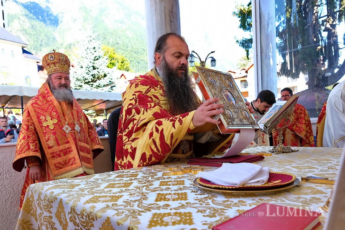 Cinstirea Sfintei Cruci prin Liturghie arhierească la Mănăstirea Caraiman 184110