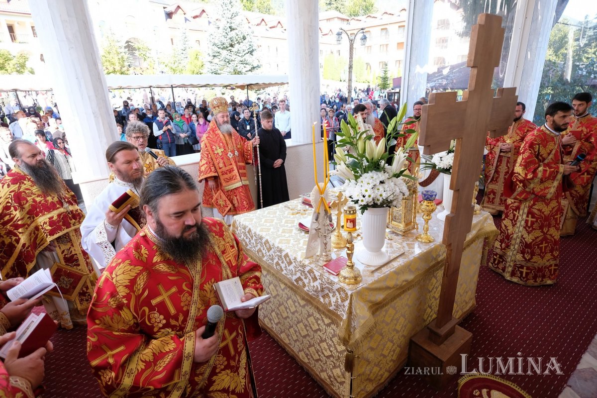Cinstirea Sfintei Cruci prin Liturghie arhierească la Mănăstirea Caraiman 184111