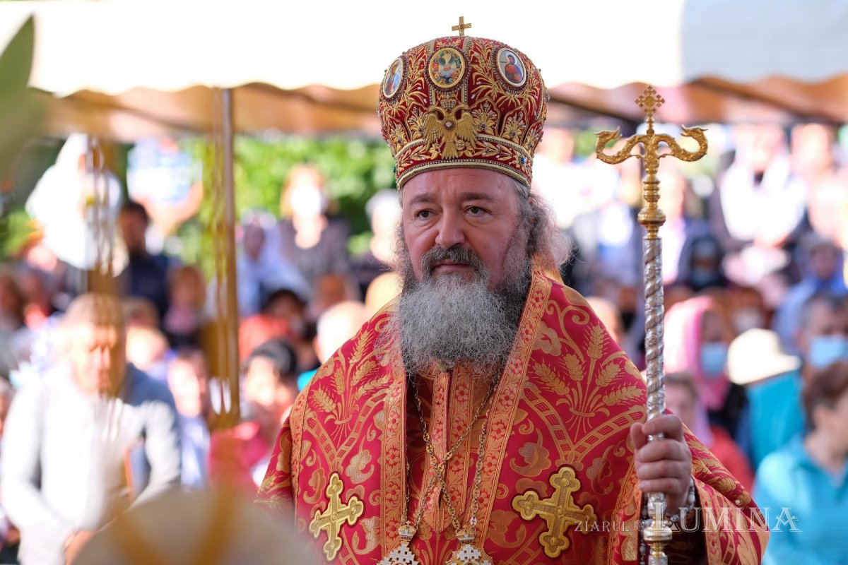 Cinstirea Sfintei Cruci prin Liturghie arhierească la Mănăstirea Caraiman 184112