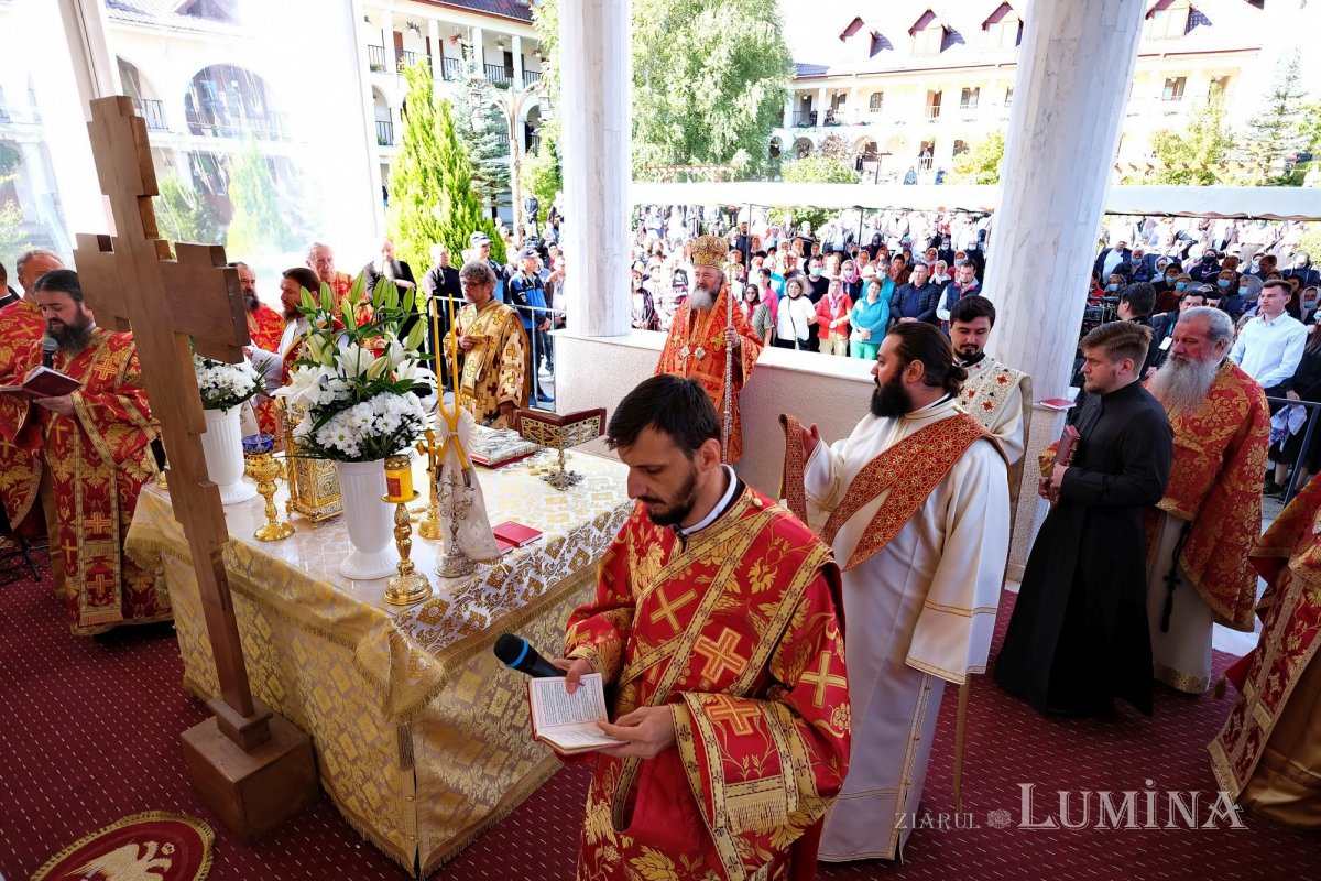 Cinstirea Sfintei Cruci prin Liturghie arhierească la Mănăstirea Caraiman 184113
