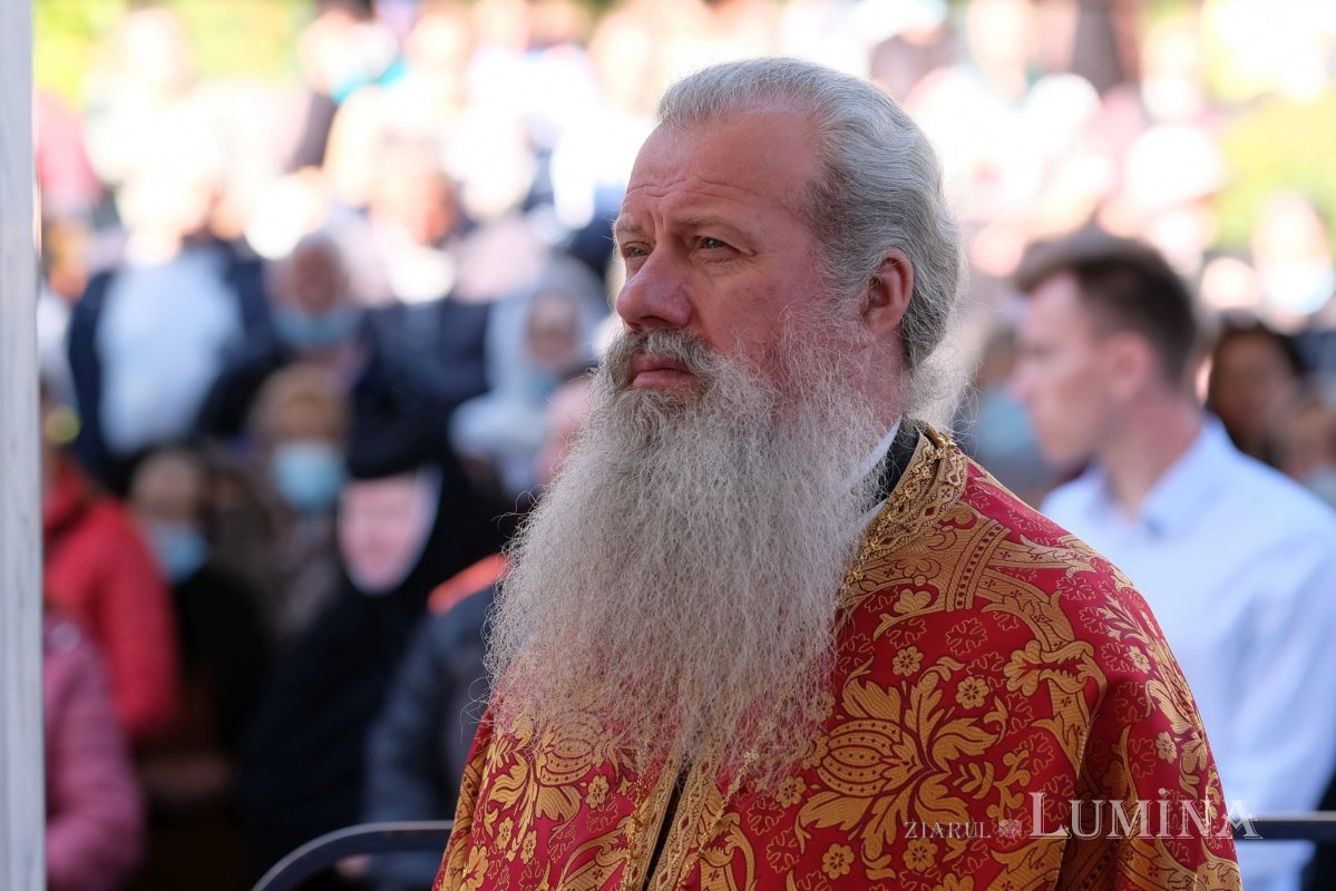 Cinstirea Sfintei Cruci prin Liturghie arhierească la Mănăstirea Caraiman 184114