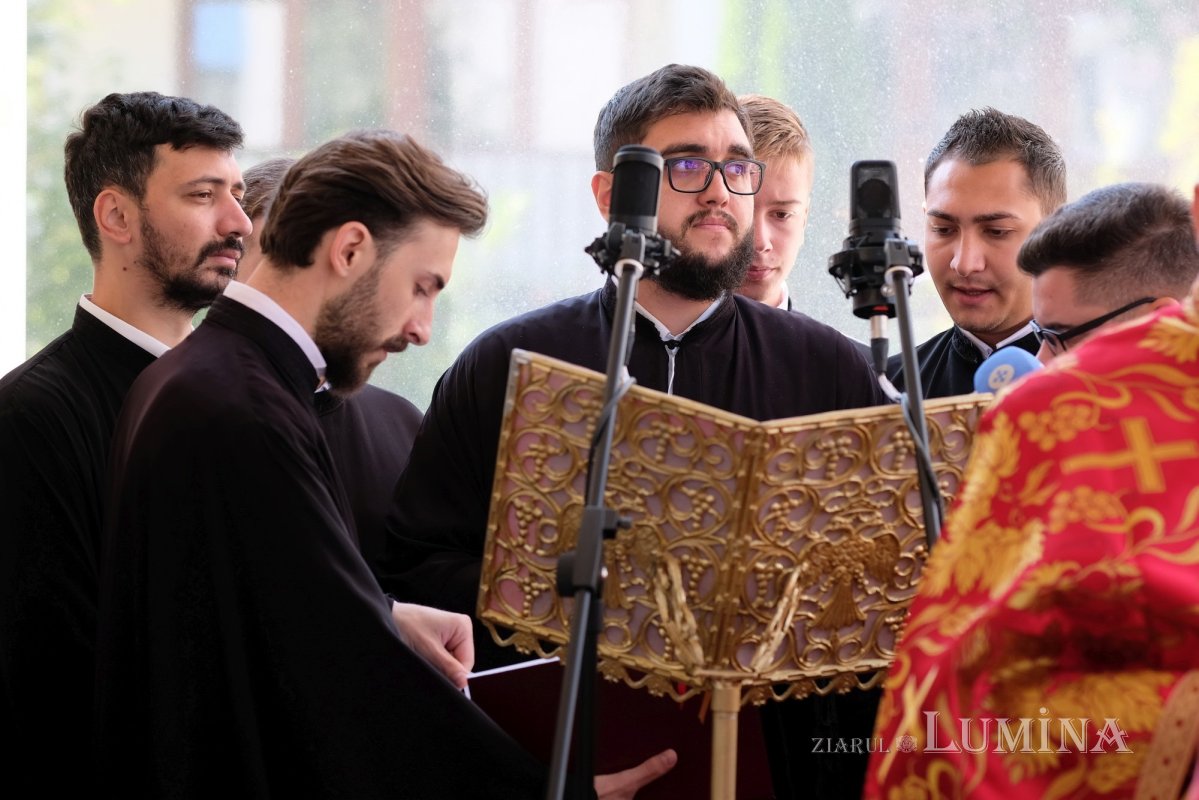 Cinstirea Sfintei Cruci prin Liturghie arhierească la Mănăstirea Caraiman 184115