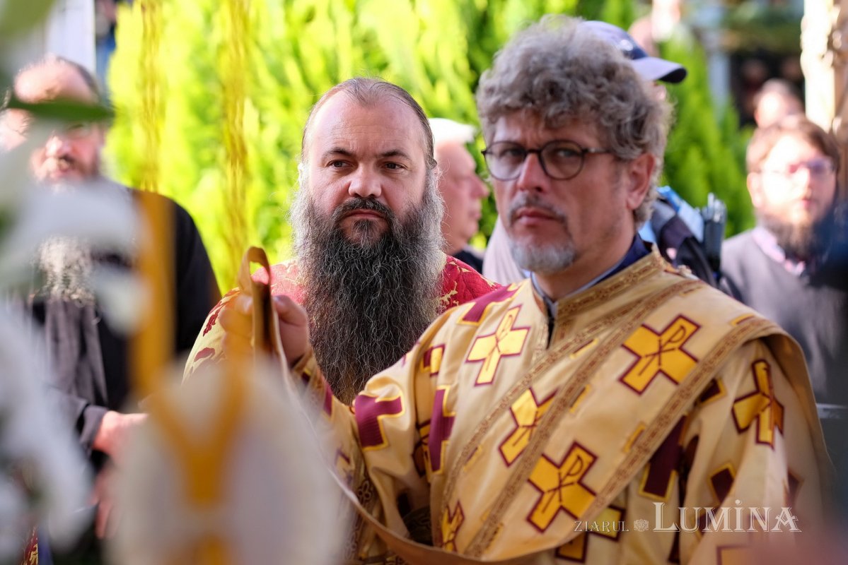 Cinstirea Sfintei Cruci prin Liturghie arhierească la Mănăstirea Caraiman 184116