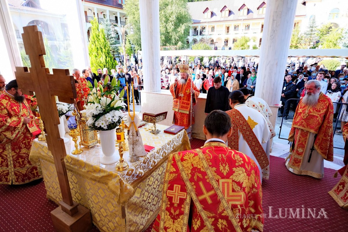 Cinstirea Sfintei Cruci prin Liturghie arhierească la Mănăstirea Caraiman 184117