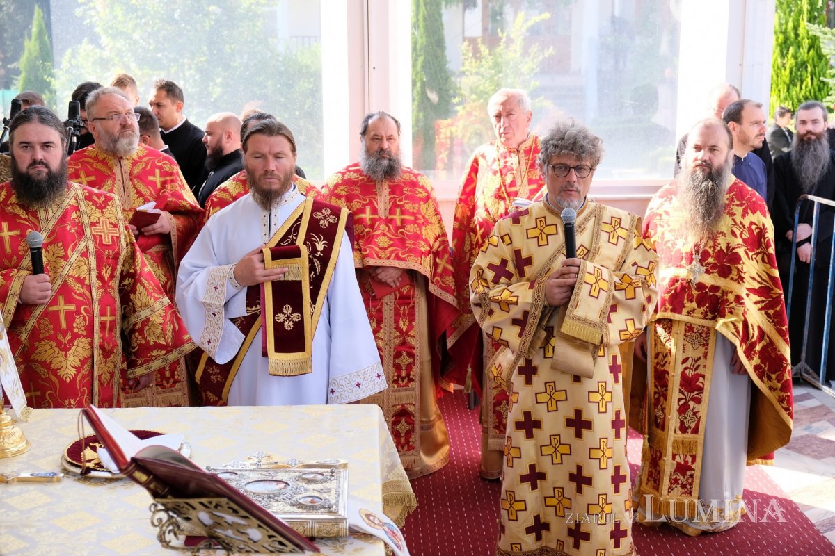 Cinstirea Sfintei Cruci prin Liturghie arhierească la Mănăstirea Caraiman 184118